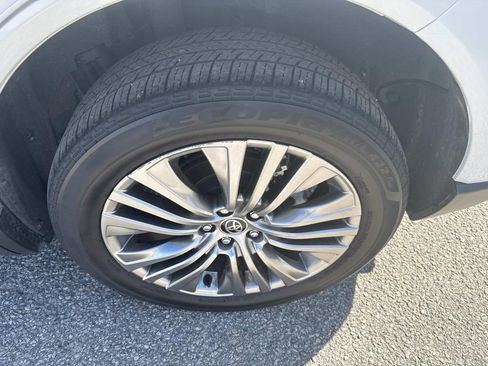 Certified 2023 Toyota Venza XLE image 12