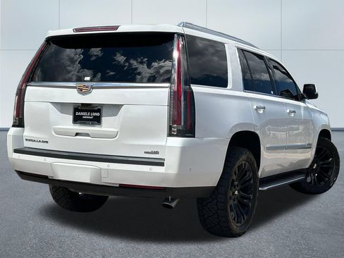 Used 2020 Cadillac Escalade Luxury AWD/4WD image 2