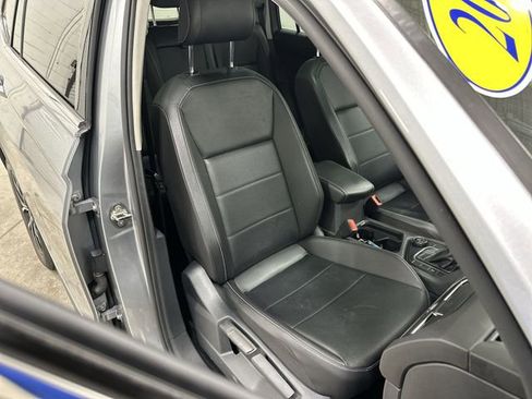Used 2021 Volkswagen Tiguan SE image 27
