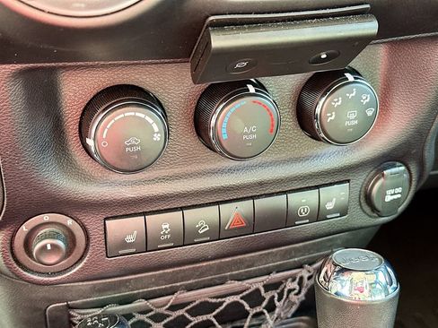 Used 2015 Jeep Wrangler Unlimited Rubicon w/ Connectivity Group image 14