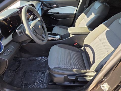 Used 2025 Chevrolet Trax LT FWD image 10