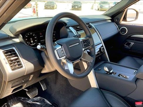 New 2025 Land Rover Discovery Dynamic SE image 7