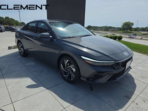 Certified 2025 Hyundai Elantra Limited FWD image 5
