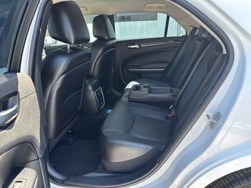 Used 2018 Chrysler 300 Limited image 20