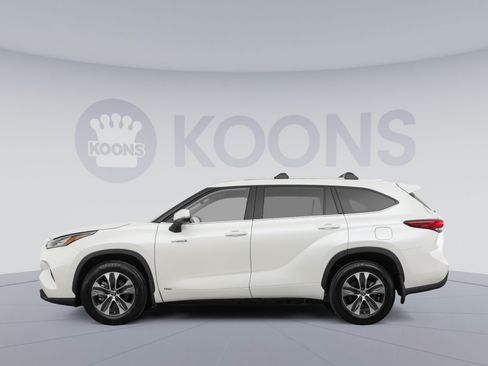 Used 2021 Toyota Highlander XLE AWD/4WD image 2