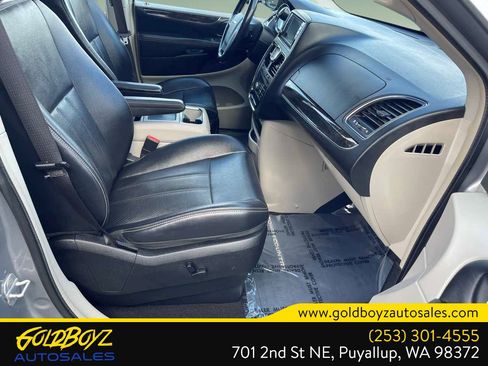 Used 2013 Chrysler Town & Country Touring-L w/ Driver Convenience Group image 31