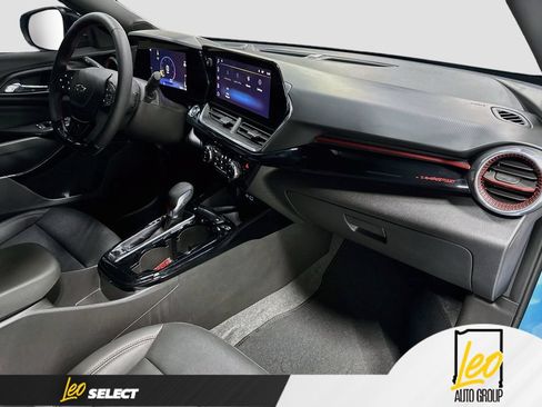 Used 2025 Chevrolet Trax RS w/ Sunroof Package FWD image 31