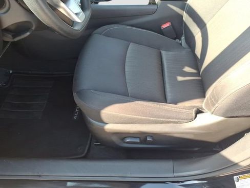 Used 2024 Nissan Altima 2.5 SV FWD image 16