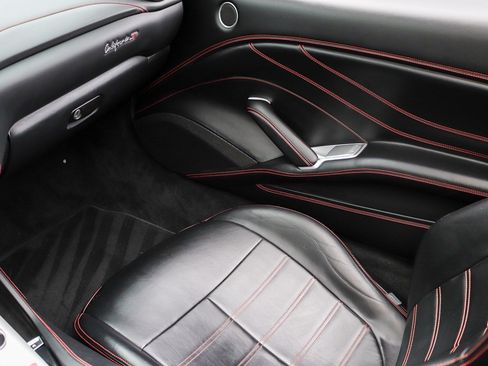 Used 2016 Ferrari California T RWD image 18
