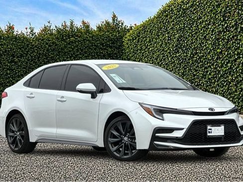 Used 2025 Toyota Corolla SE FWD image 2