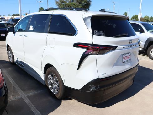 Used 2024 Toyota Sienna XLE image 8