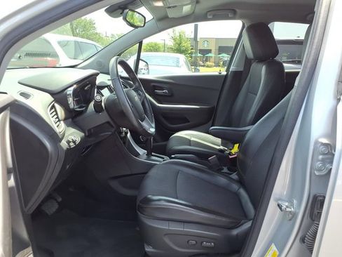 Used 2018 Chevrolet Trax LT w/ LT Convenience Package AWD/4WD image 17