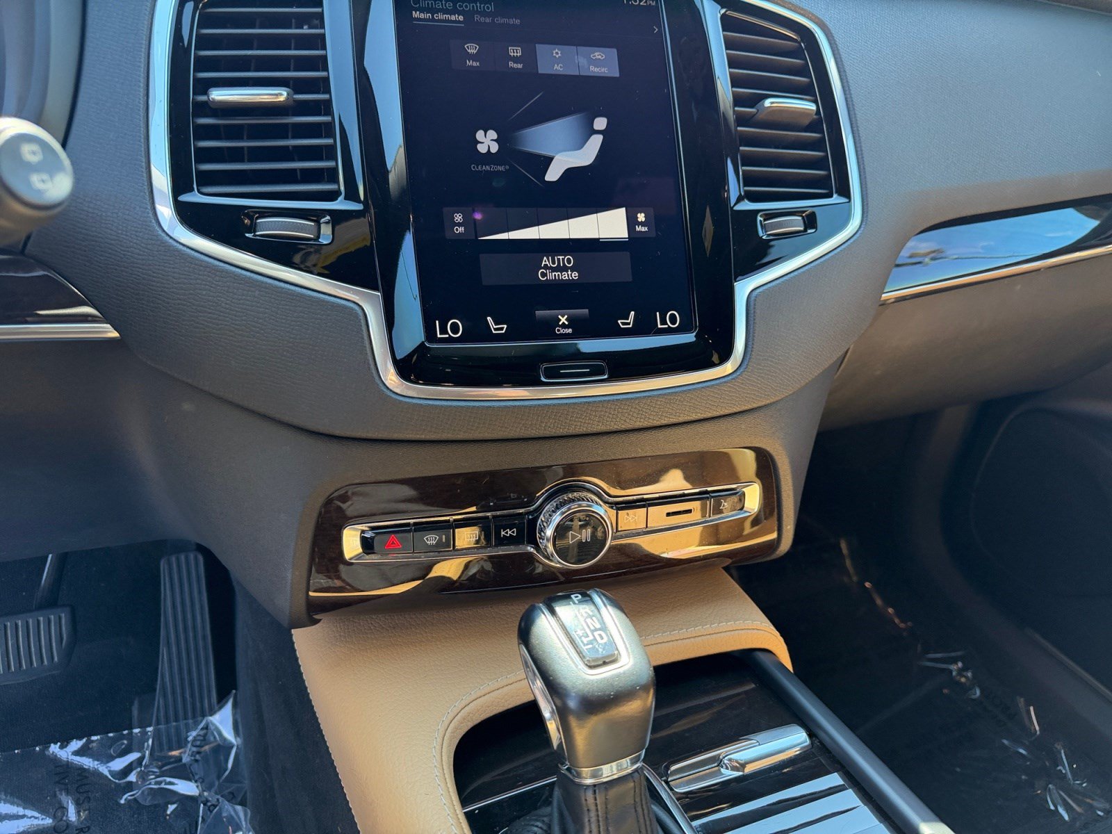 Used 2017 Volvo XC90 T6 Momentum w/ Vision Package AWD/4WD image 12