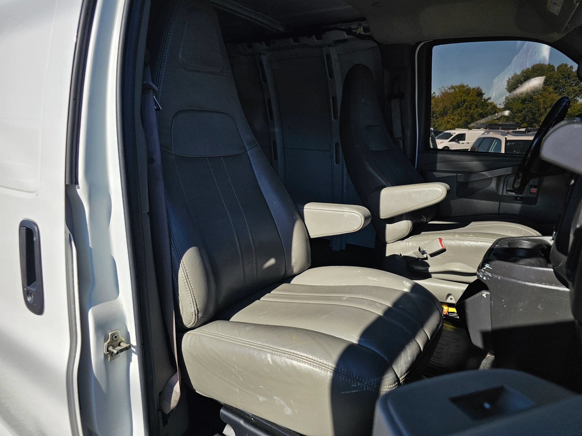 Used 2023 GMC Savana 2500 Extended w/ Driver Convenience Package RWD image 5