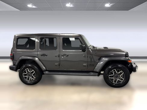 Used 2025 Jeep Wrangler Unlimited Sahara AWD/4WD image 7