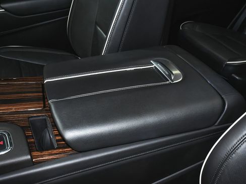 Used 2023 Cadillac Escalade Premium Luxury AWD/4WD image 43