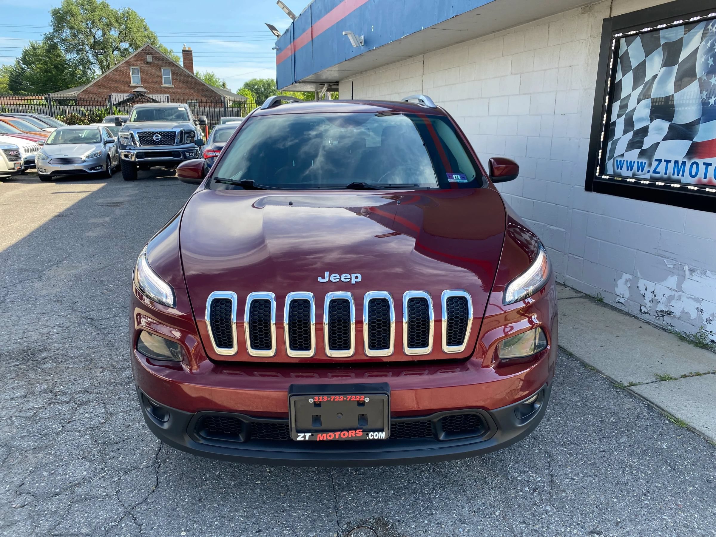 Used 2018 Jeep Cherokee Latitude Plus w/ Cold Weather Group AWD/4WD image 5