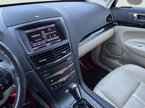 Used 2013 Lincoln MKT AWD image 31