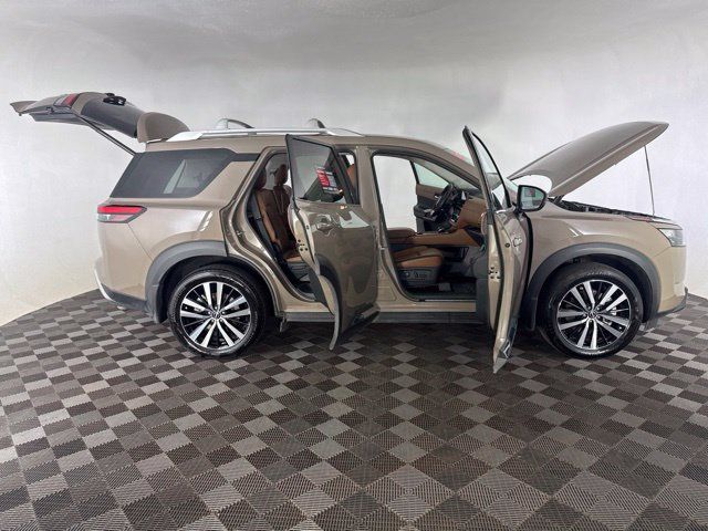 Certified 2025 Nissan Pathfinder Platinum AWD/4WD image 13