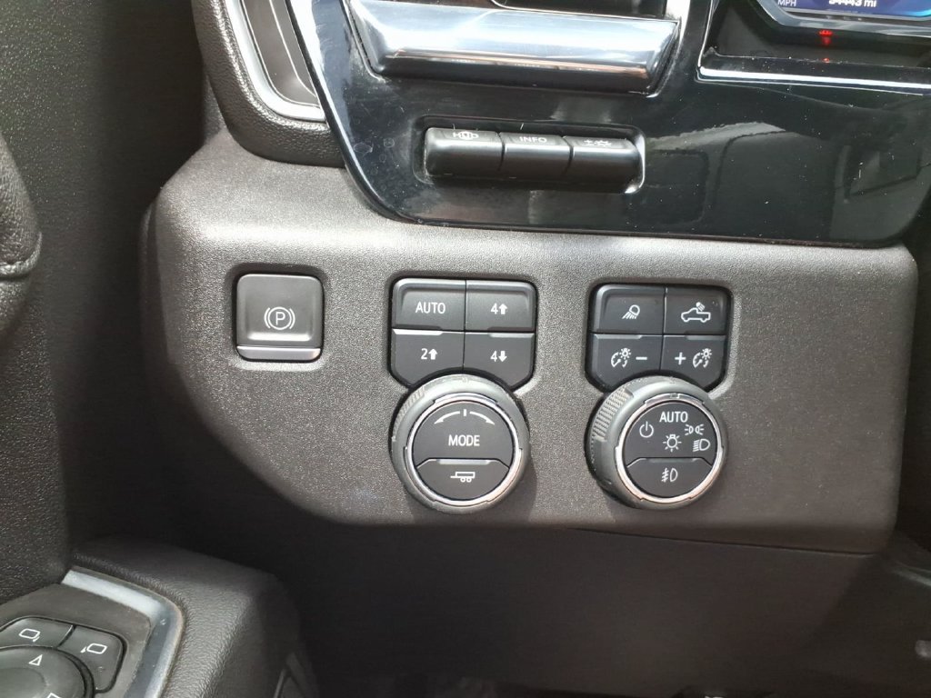 Used 2024 Chevrolet Silverado 3500 High Country w/ High Country Premium Package AWD/4WD image 23