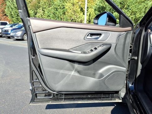 Used 2023 Nissan Rogue SV image 8