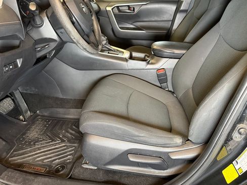 Used 2021 Toyota RAV4 LE image 19