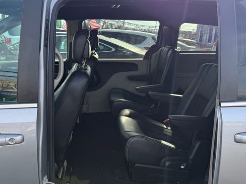 Used 2018 Dodge Grand Caravan SXT image 11