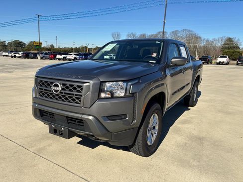 Used 2024 Nissan Frontier SV image 2