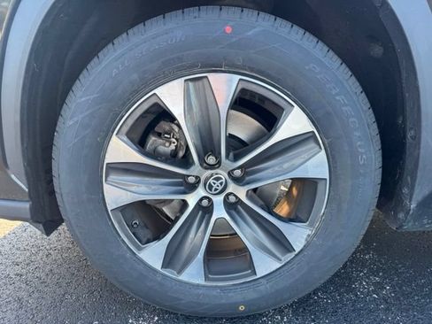 Used 2023 Toyota Highlander XLE FWD image 12