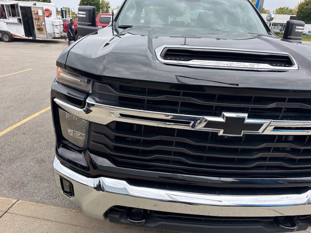 Used 2024 Chevrolet Silverado 2500 LT w/ All Star Edition AWD/4WD image 2
