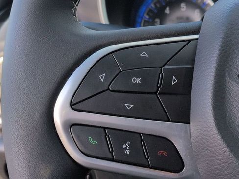 Certified 2025 Chrysler Pacifica Select image 18