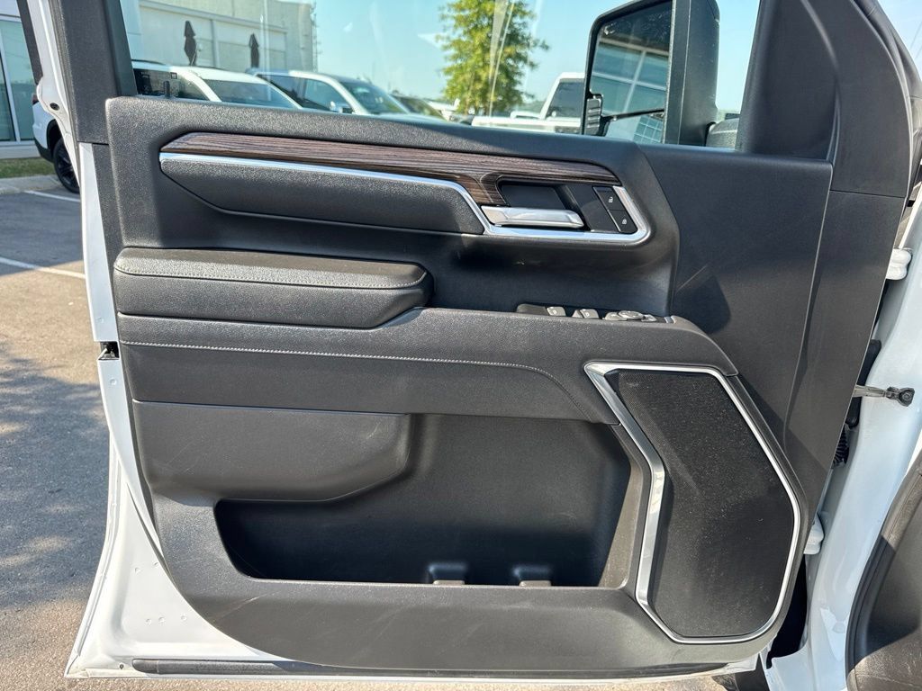 Used 2025 Chevrolet Silverado 2500 LT w/ Convenience Package AWD/4WD image 9