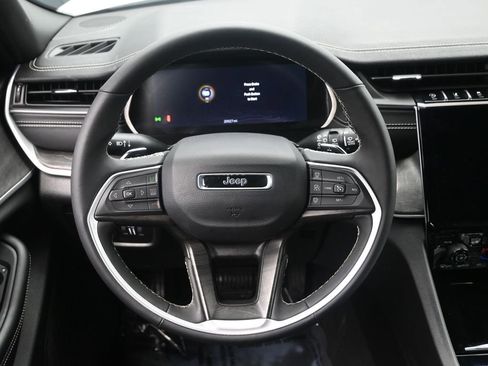 Used 2025 Jeep Grand Cherokee Limited image 22