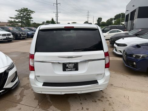 Used 2014 Chrysler Town & Country Limited w/ Trailer Tow Group FWD image 5