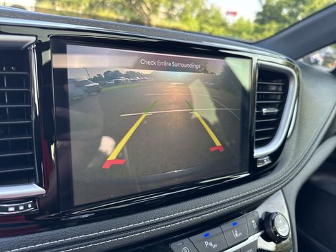 Used 2025 Chrysler Pacifica Limited FWD image 20