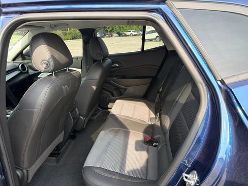 Used 2024 Chevrolet Trax LT w/ Sunroof Package FWD image 9