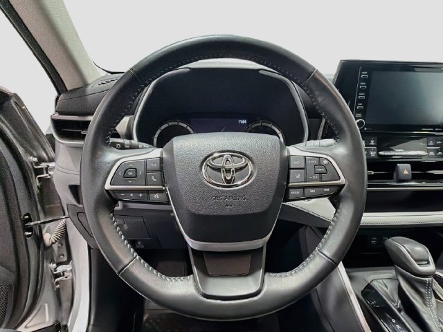 Used 2022 Toyota Highlander XLE AWD/4WD image 9