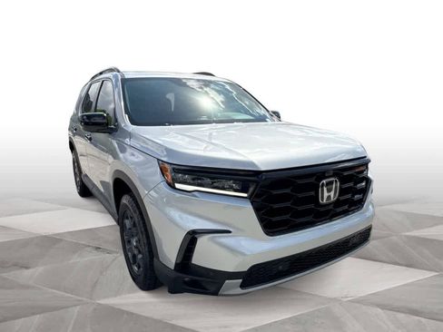 Used 2025 Honda Pilot TrailSport image 2