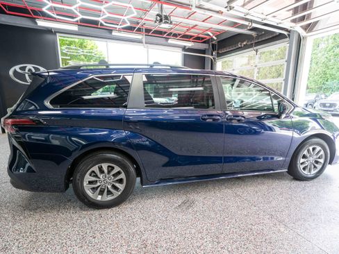 Used 2022 Toyota Sienna LE AWD/4WD image 4