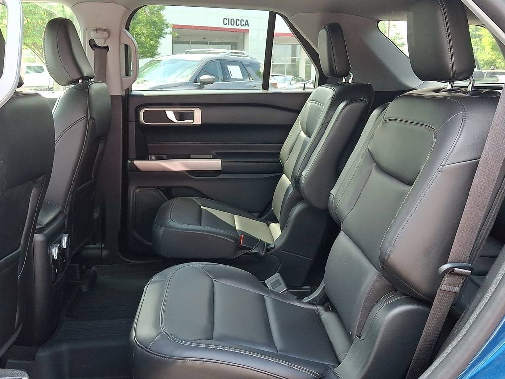 Used 2022 Ford Explorer XLT w/ Equipment Group 202A AWD/4WD image 12