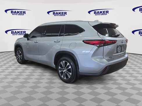 Used 2021 Toyota Highlander XLE AWD/4WD image 7