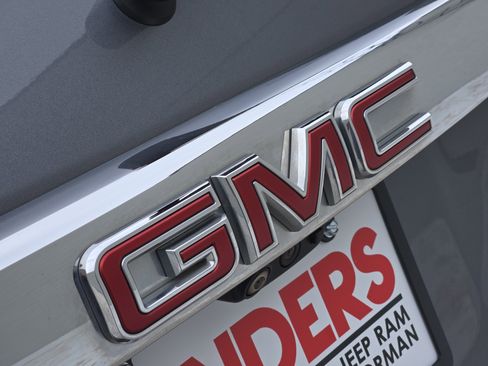 Used 2021 GMC Acadia Denali w/ Denali Technology Package image 12