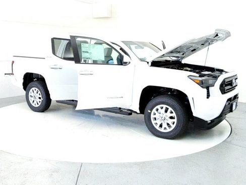 Used 2025 Toyota Tacoma SR5 AWD/4WD image 12