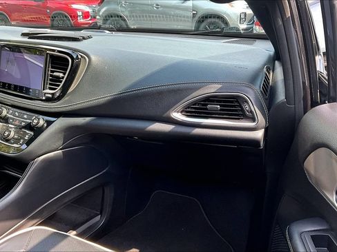 Used 2024 Chrysler Pacifica Premium FWD image 26