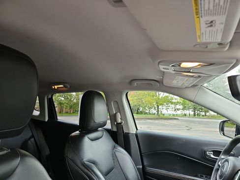Used 2018 Jeep Compass Latitude FWD image 13