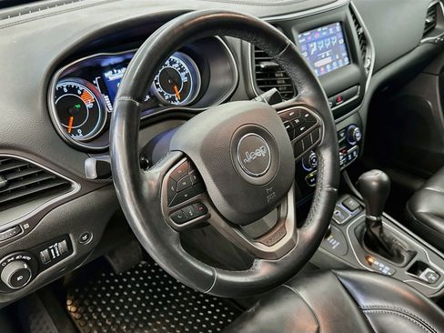 Used 2019 Jeep Cherokee Latitude Plus w/ Comfort/Convenience Group AWD/4WD image 18