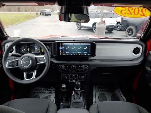 Used 2025 Jeep Wrangler Sahara image 17