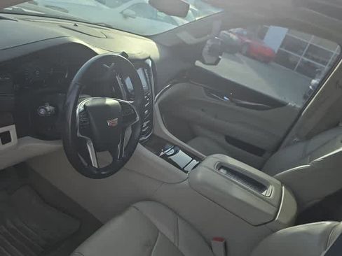 Used 2019 Cadillac Escalade Luxury image 7