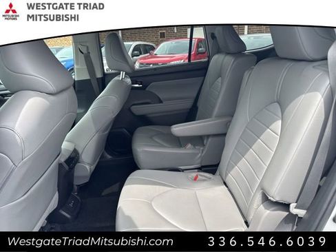 Used 2024 Toyota Highlander XLE AWD/4WD image 18