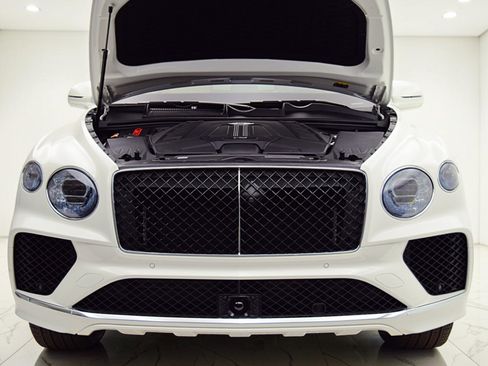 Used 2024 Bentley Bentayga AWD/4WD image 18